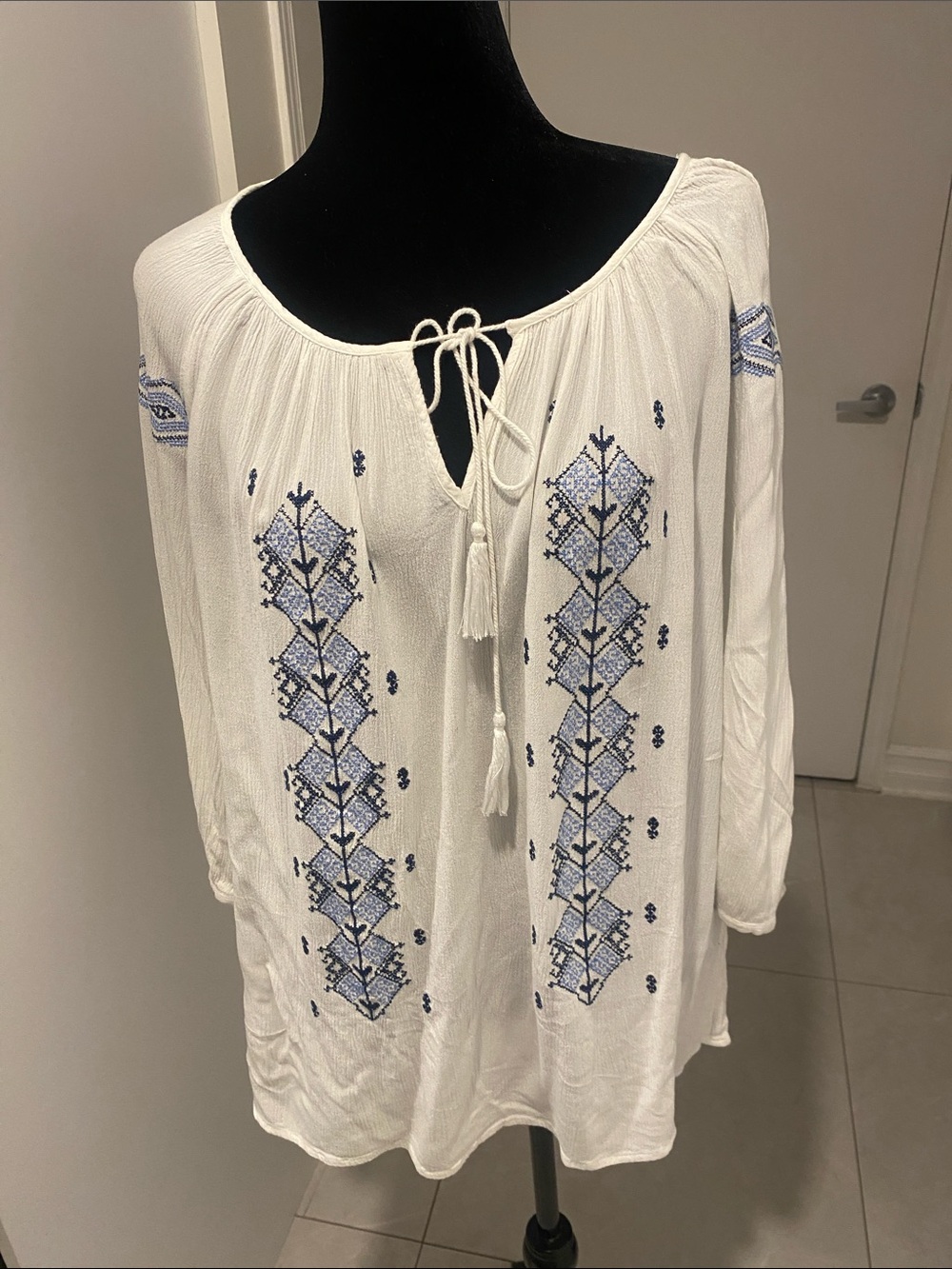 Adrienne Vittadini White Tunic Blouse w Blue Embroidery 3/4 L Sleeve  Size 1X